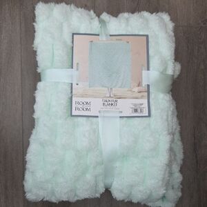 Room 2 Room Plush Faux Fur Blanket - Light Green 50"x60"